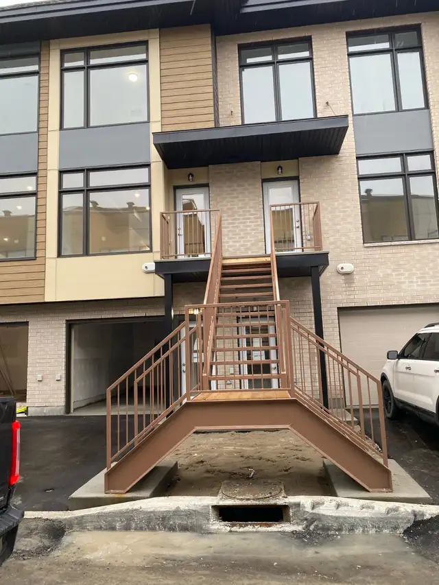 Beautiful 2 bedroom (plus den), 2.5 bathroom, modern townhome - Photo 11