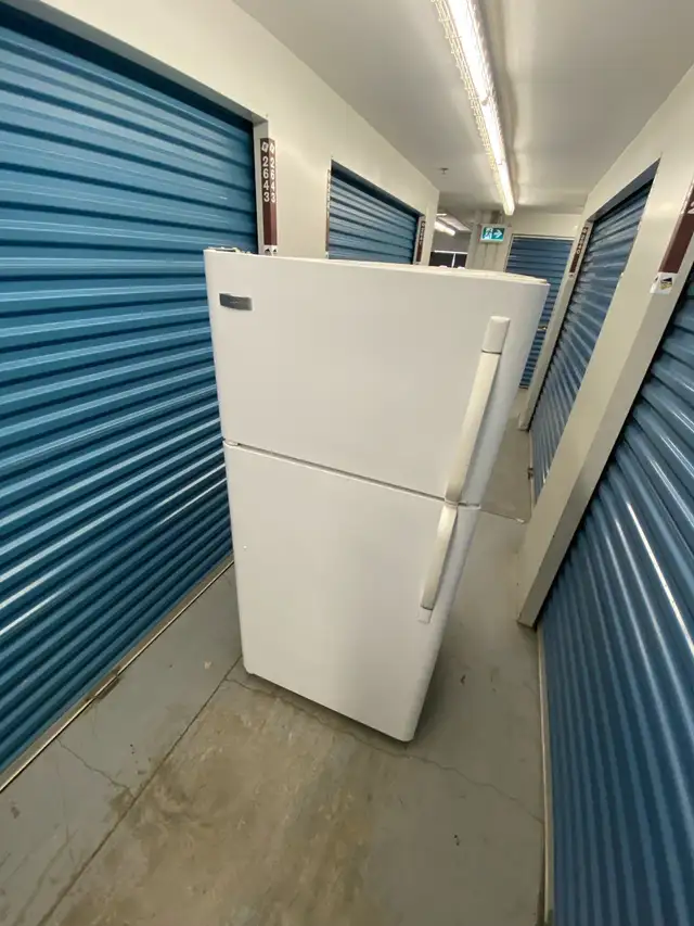 FRIDGDAIRE TOP FREEEZER FRIDGE