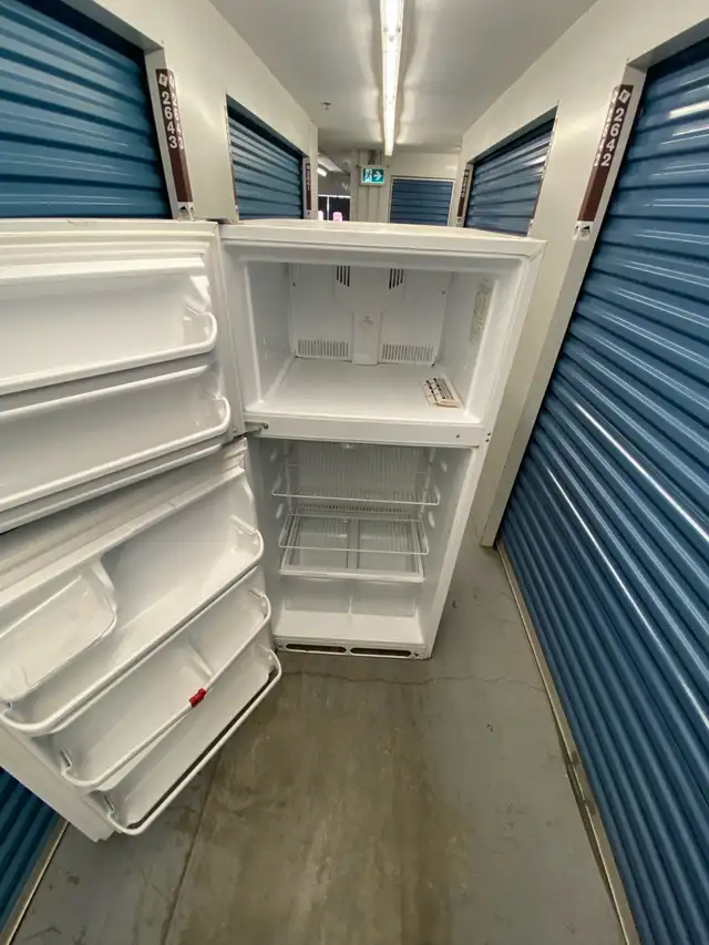 FRIDGDAIRE TOP FREEEZER FRIDGE - Photo 6