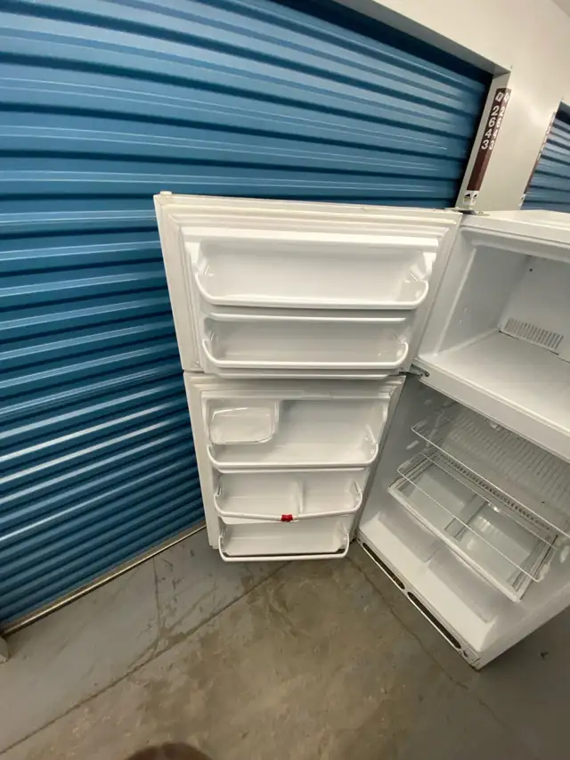 FRIDGDAIRE TOP FREEEZER FRIDGE - Photo 7