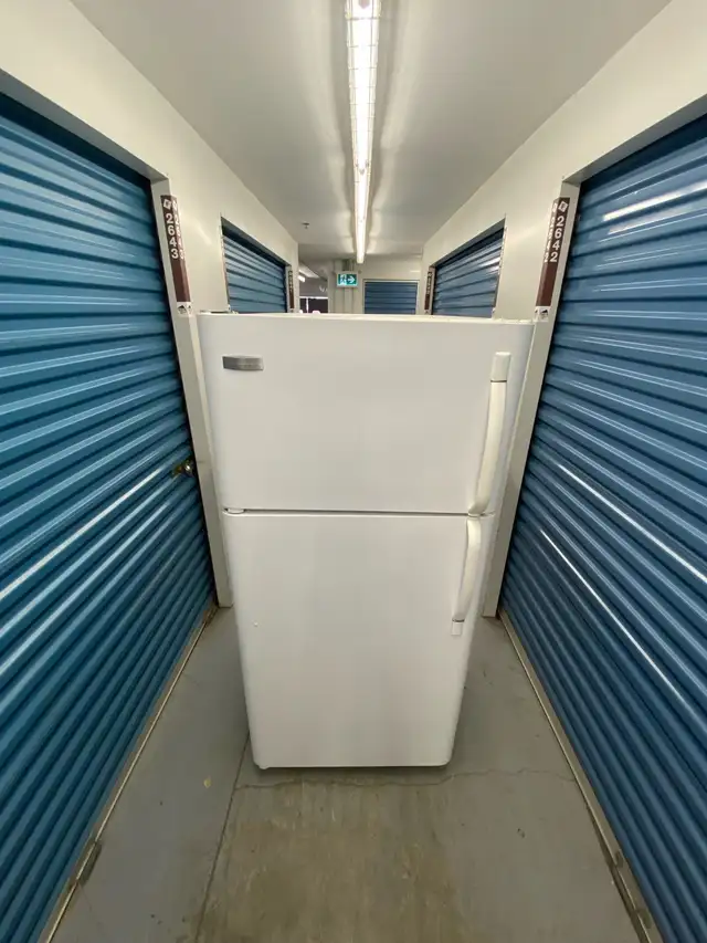 FRIDGDAIRE TOP FREEEZER FRIDGE - Photo 10