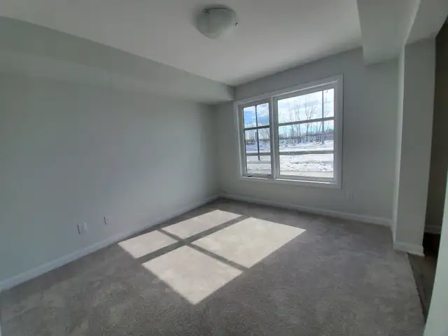 Modern 3-Storey Townhouse for Rent in North Kanata(Arcadia) - Photo 2