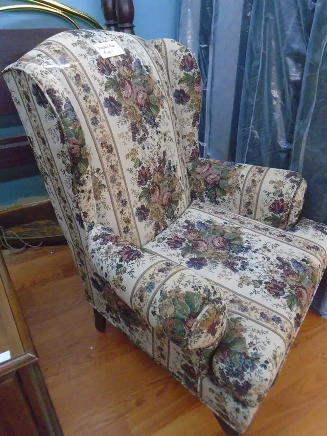 Wingback chair - Photo 2