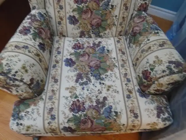 Wingback chair - Photo 3