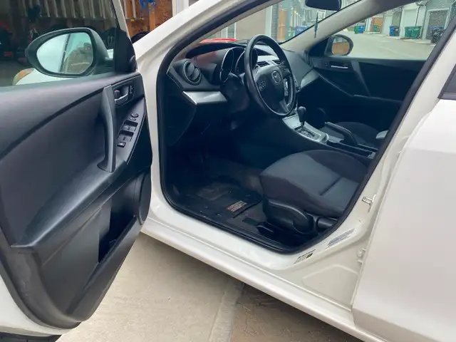 2010 Mazda 3 sedan - Photo 2
