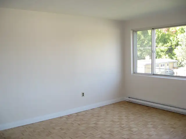 Bright 2 Bedroom in Strathroy - Photo 2