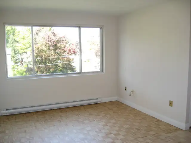 Bright 2 Bedroom in Strathroy - Photo 3