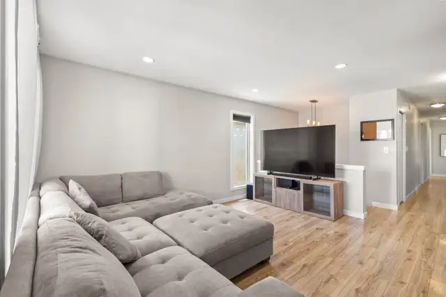 Well-Maintained 3bdrm Bi-Level w/ Bright Open Concept Layout! - Photo 2