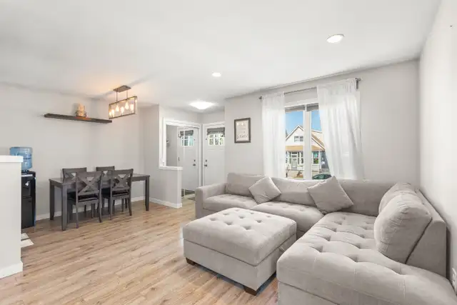 Well-Maintained 3bdrm Bi-Level w/ Bright Open Concept Layout! - Photo 3