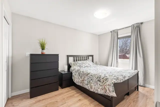 Well-Maintained 3bdrm Bi-Level w/ Bright Open Concept Layout! - Photo 6