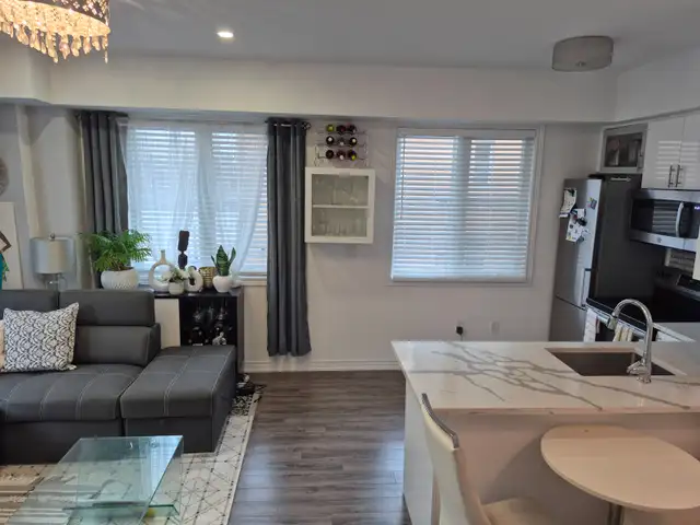 2 bedroom stacked townhouse condo for rent - Eglinton and Allen - Photo 2