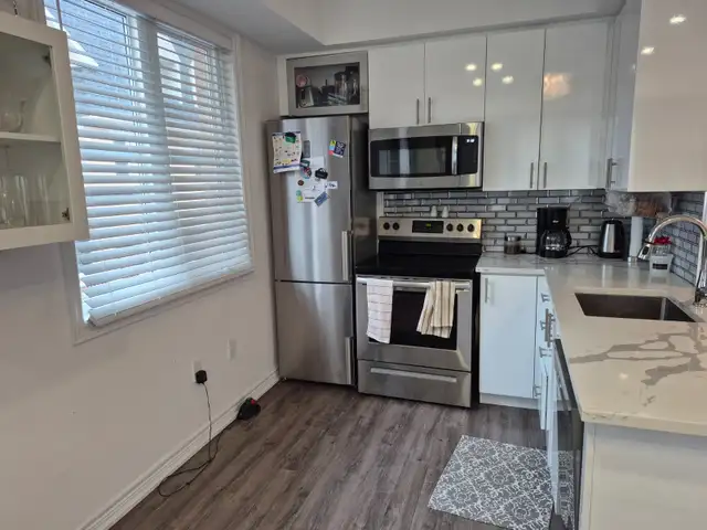2 bedroom stacked townhouse condo for rent - Eglinton and Allen - Photo 3