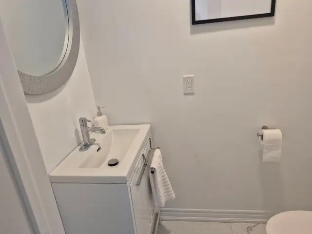 2 bedroom stacked townhouse condo for rent - Eglinton and Allen - Photo 4