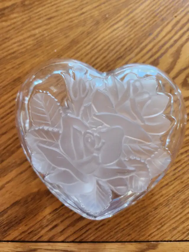 Très jolie bonbonnière en verre.  Parfait état.