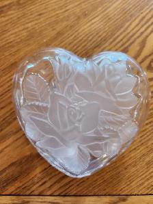 Très jolie bonbonnière en verre.  Parfait état.