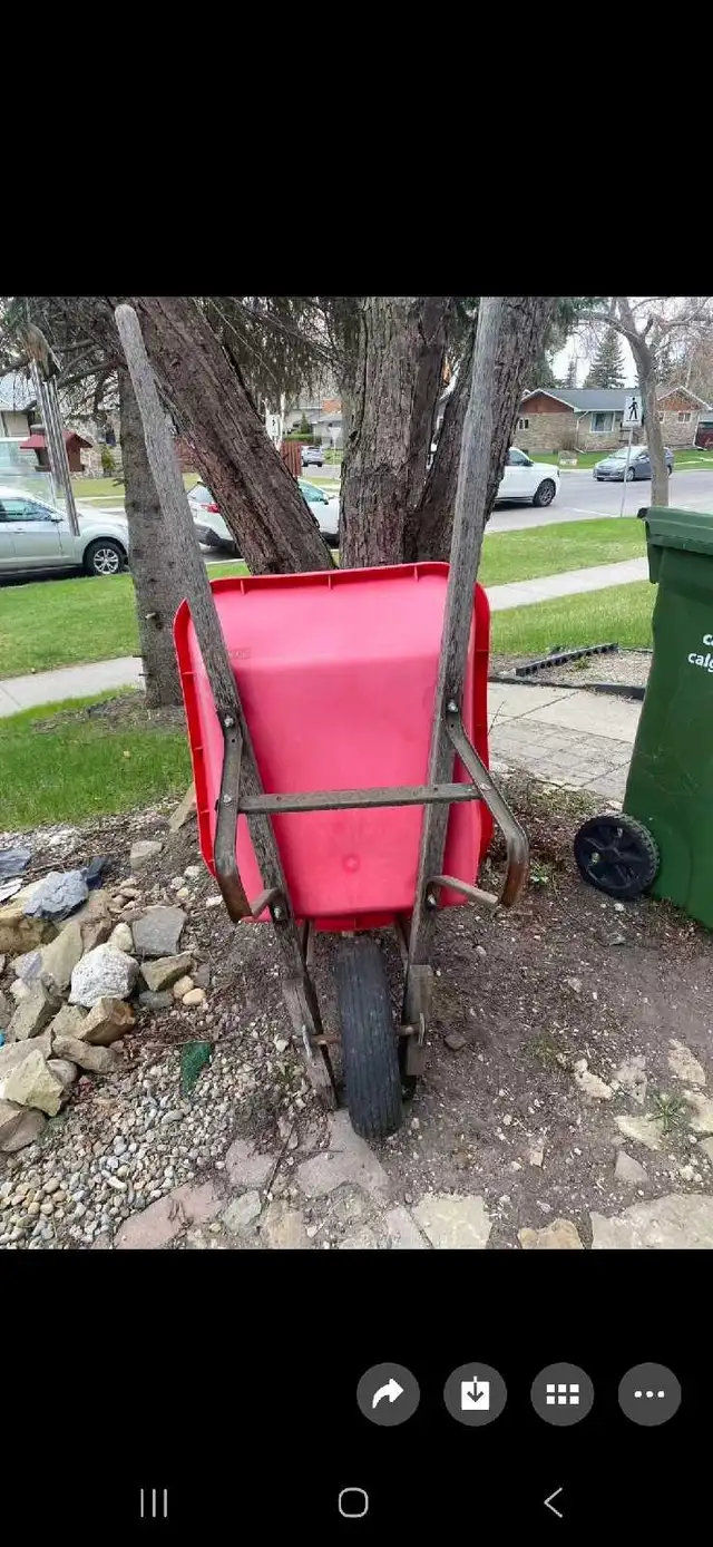 plastic wheelbarrow - Photo 2