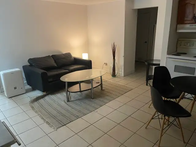 Beautiful Leather LOVE SEAT & Delivery - Photo 2