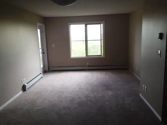 2 Bed   Den, 2 Bath Apartment in Rutherford (SW) - Photo 2