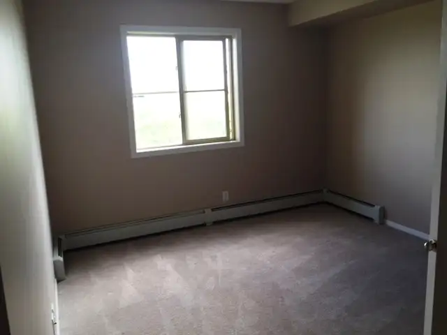 2 Bed   Den, 2 Bath Apartment in Rutherford (SW) - Photo 4