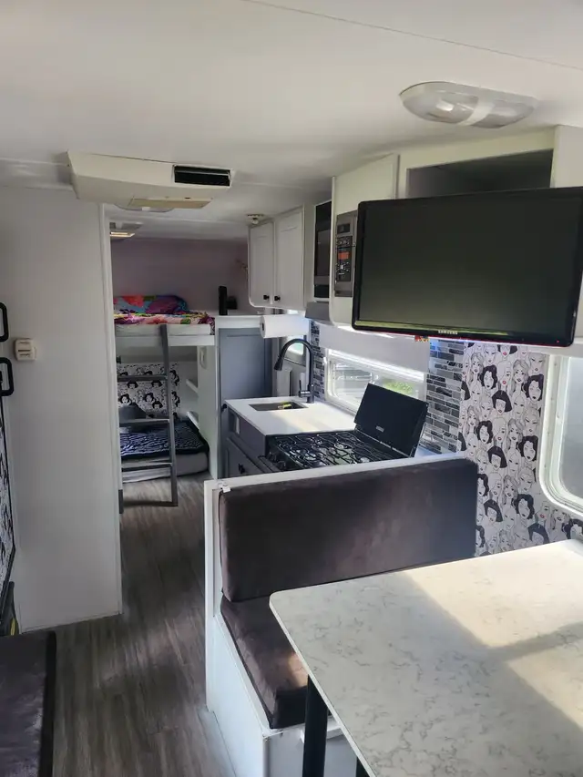 RV trailer (2007 Forest River SurveyorSV-235RS) - Photo 7