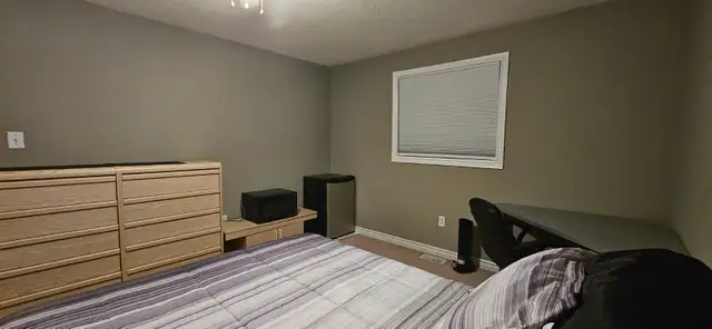 AVAILABLE NOW- FURNISHED LARGE MODERN CLEAN ROOM IN SOUTH BARRIE - Photo 2