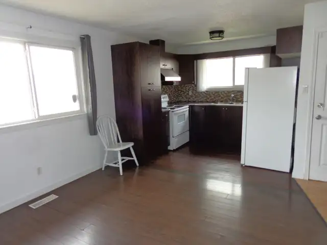 Open, bright 3-bedroom main-floor suite includes utilities - Photo 3