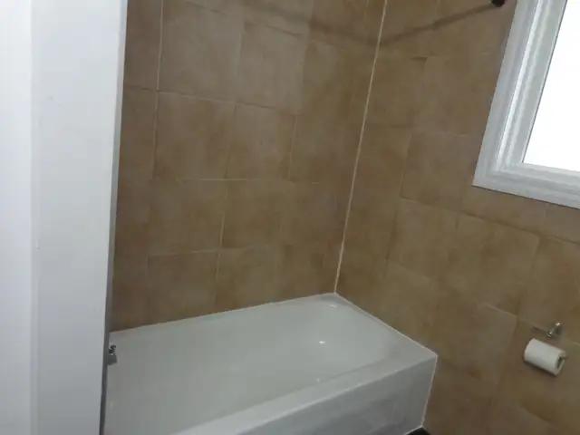 Open, bright 3-bedroom main-floor suite includes utilities - Photo 7