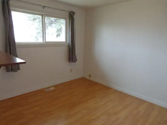 Open, bright 3-bedroom main-floor suite includes utilities - Photo 10