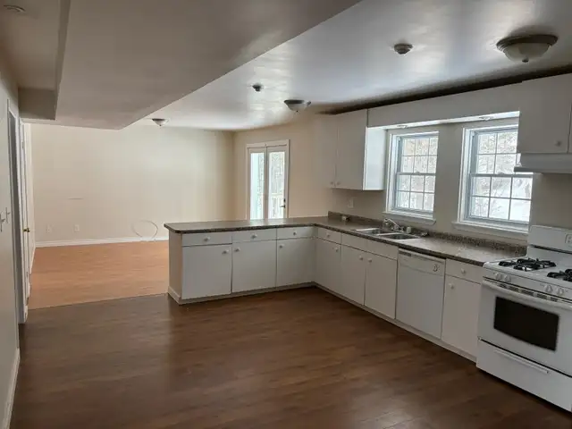 3 Bedroom Apartment for Rent - 98 Creery Ave - Photo 2