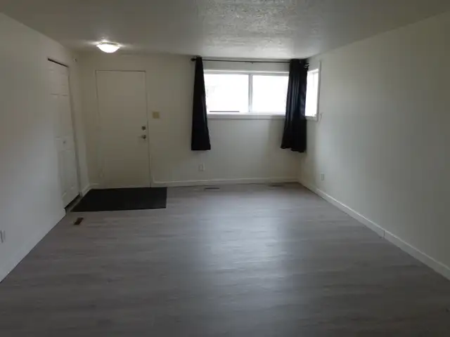 Open, bright 2-bedroom suite in raised bungalow incl utilities