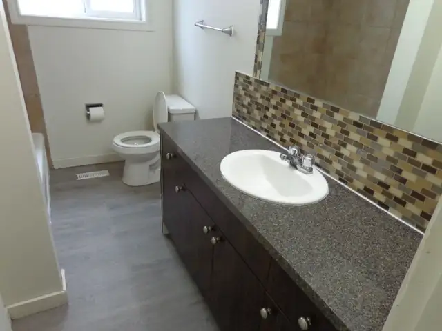 Open, bright 2-bedroom suite in raised bungalow incl utilities - Photo 5