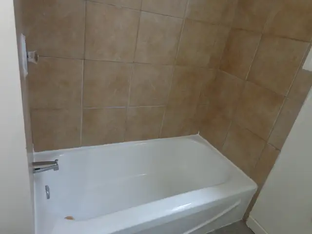 Open, bright 2-bedroom suite in raised bungalow incl utilities - Photo 6