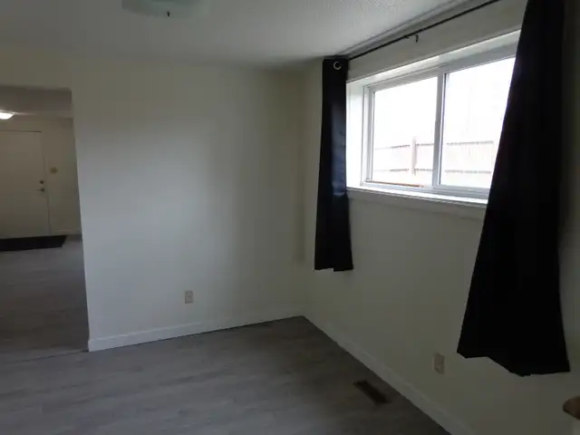 Open, bright 2-bedroom suite in raised bungalow incl utilities - Photo 7