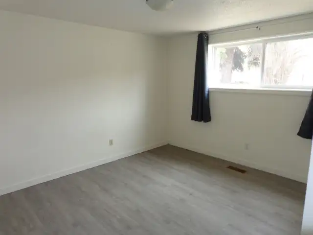 Open, bright 2-bedroom suite in raised bungalow incl utilities - Photo 8
