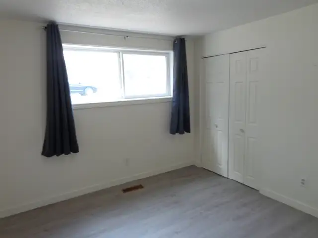 Open, bright 2-bedroom suite in raised bungalow incl utilities - Photo 9
