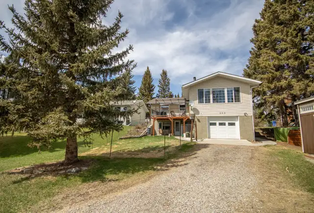 Bungalow for sale with Green space along the Red Deer River - Photo 2