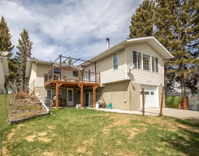 Bungalow for sale with Green space along the Red Deer River - Photo 3