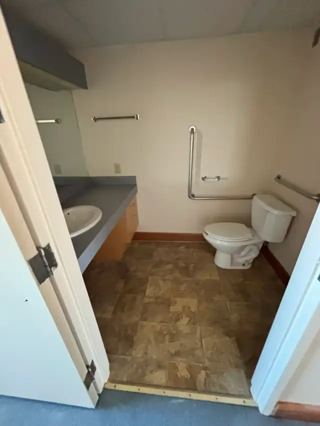 Group Living with Private Suites - 122 Cumberland Street S - Photo 6