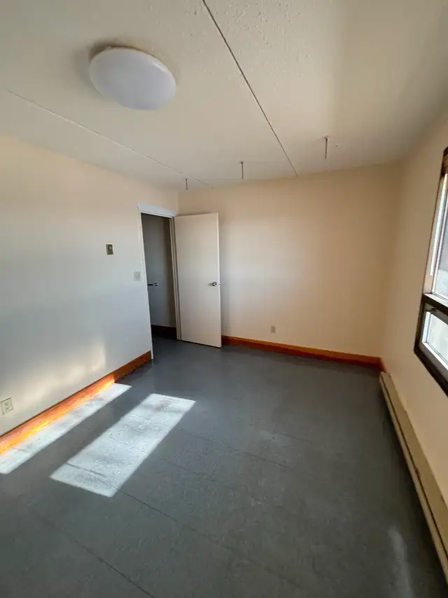 Group Living with Private Suites - 122 Cumberland Street S - Photo 9
