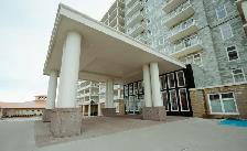 Beautiful lg 2   den/3 brm for June or July 1st Clayton Pk West