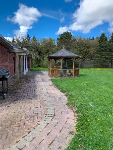 For Rent — Spacious Brick Bungalow on 3 Acres | Mount Albert - Photo 2
