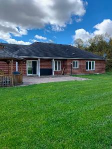 For Rent — Spacious Brick Bungalow on 3 Acres | Mount Albert - Photo 3