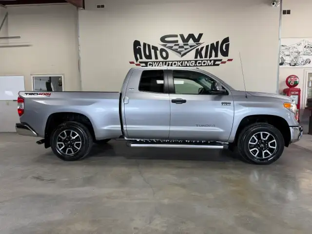 2015 Toyota Tundra SR5 / 4x4 / Stunning Original Condition