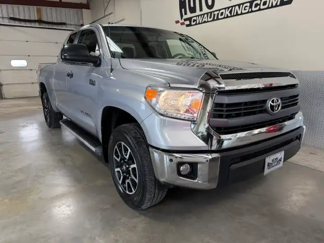 2015 Toyota Tundra SR5 / 4x4 / Stunning Original Condition - Photo 2