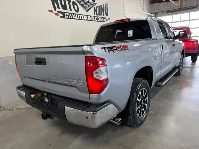2015 Toyota Tundra SR5 / 4x4 / Stunning Original Condition - Photo 3