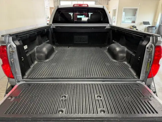 2015 Toyota Tundra SR5 / 4x4 / Stunning Original Condition - Photo 6