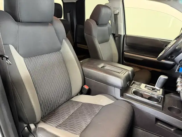2015 Toyota Tundra SR5 / 4x4 / Stunning Original Condition - Photo 8