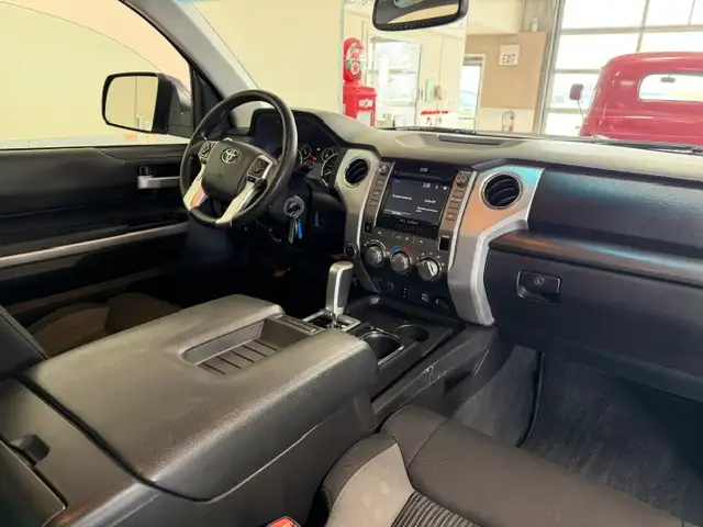 2015 Toyota Tundra SR5 / 4x4 / Stunning Original Condition - Photo 9