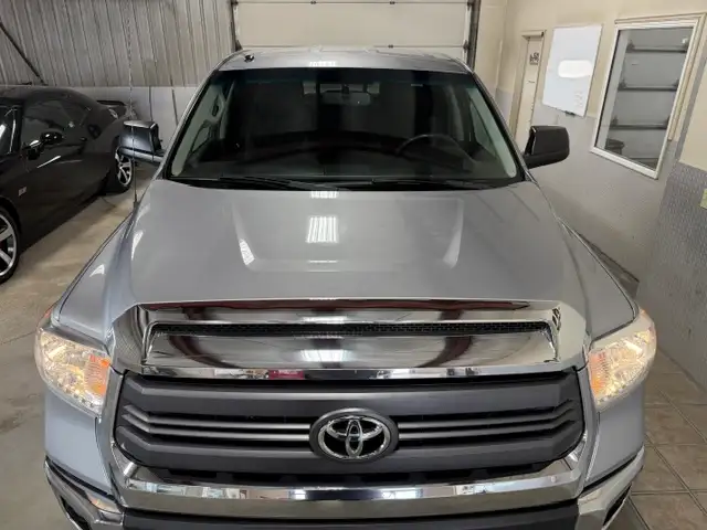 2015 Toyota Tundra SR5 / 4x4 / Stunning Original Condition - Photo 35