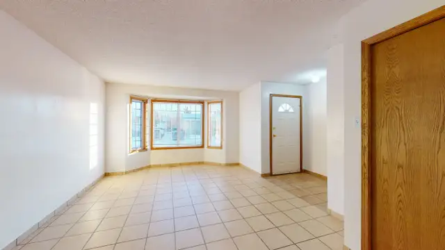 #442 - 3 Bedroom Duplex with garage $1700 Available June 1st - Photo 2